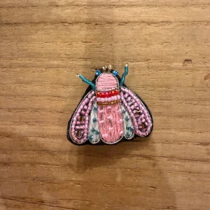Broche brodée insecte rose